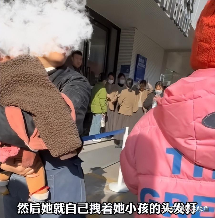 母亲打孩子惹得路人怒斥背后的苦是很多农村家庭不能承受之重