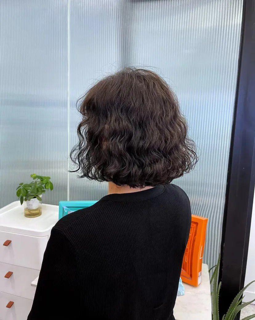 55岁女士烫头发的发型图片