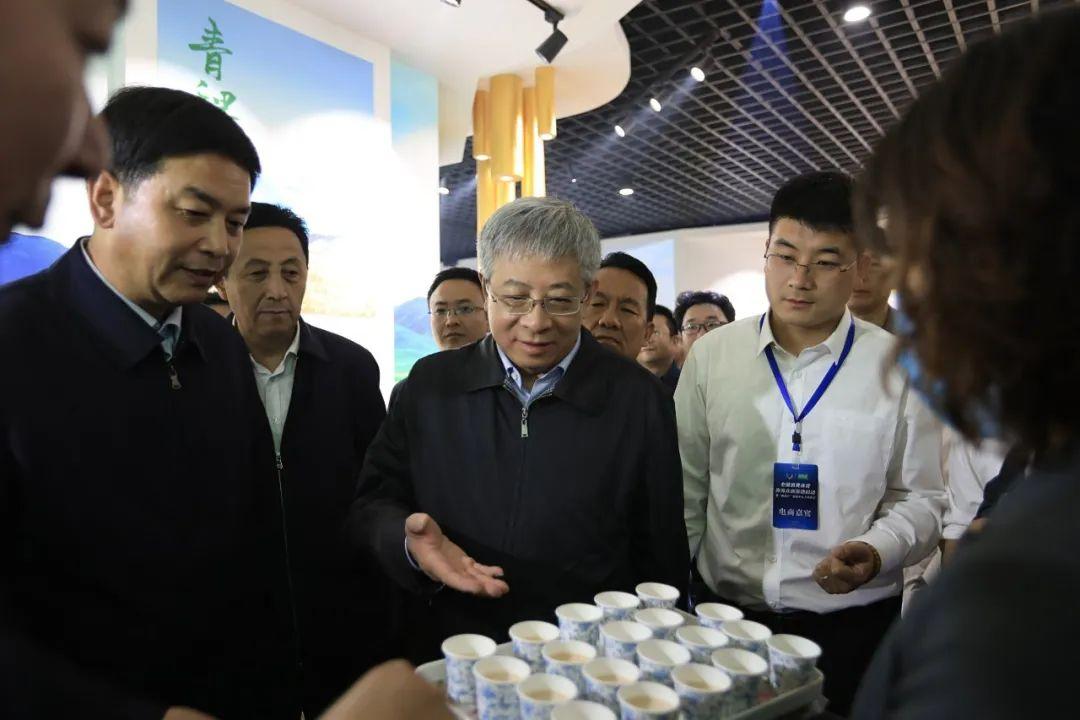 副主任,严金海副省长,马丰胜局长参观"消费扶贫馆"与"助农直播间"