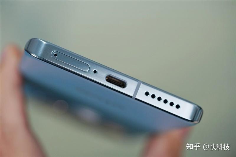 的相机模组,集成了3枚5000万高素质镜头,下放还集成了激光对焦传感器