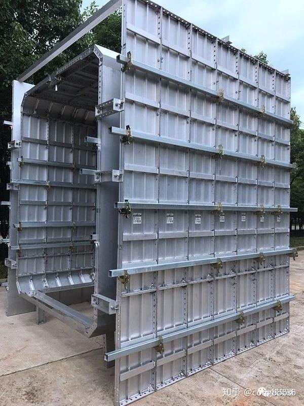 新型建筑模板:使用率为木模板的60倍,省钢管扣件费,每天施工30㎡