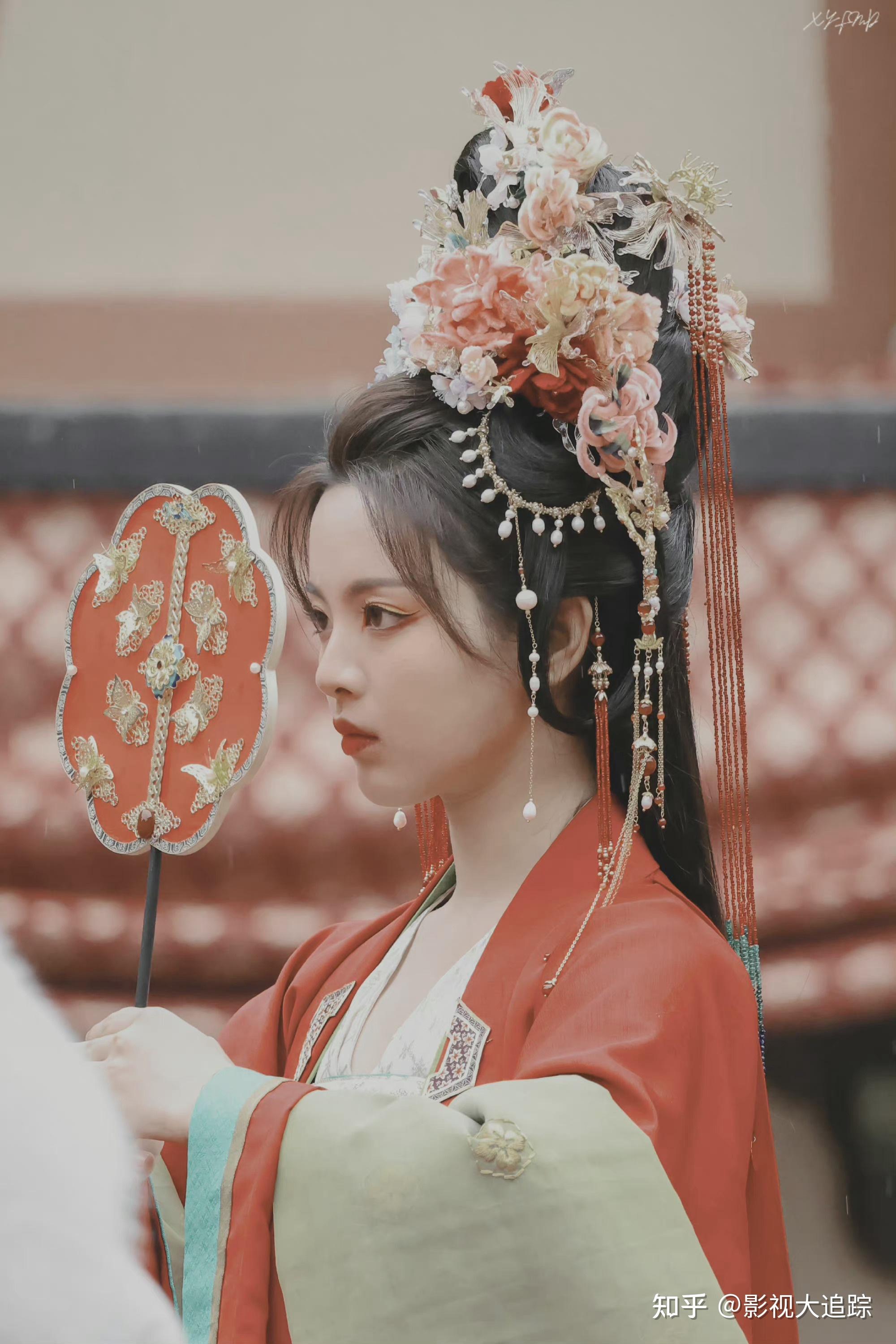 杨超越新剧七时吉祥路透曝光大红嫁衣配古早发型美呆了