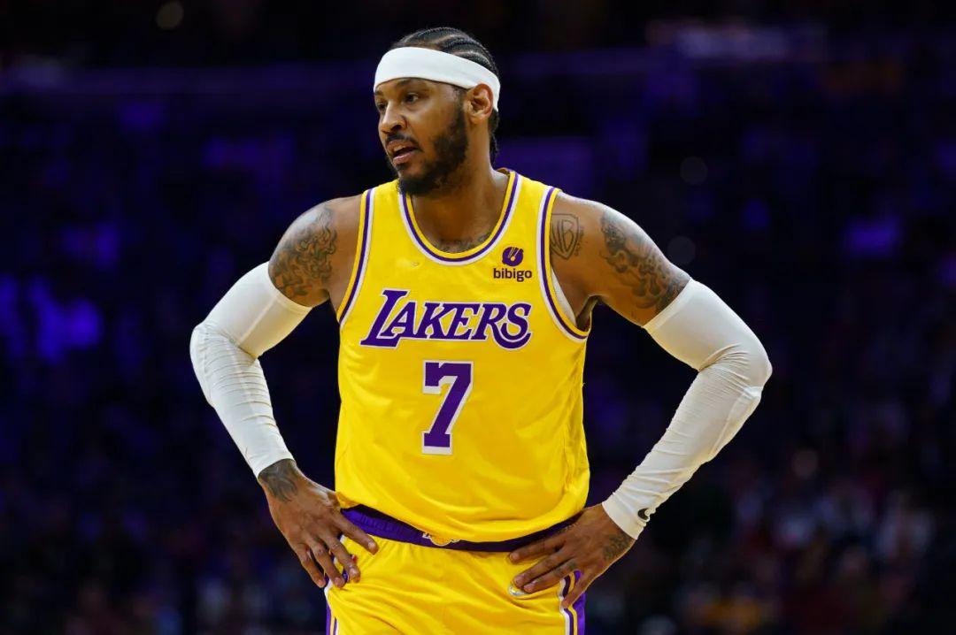 过去三分是弱项,现在更弱的是两分,他跟园区时不是一个人;艾灵顿