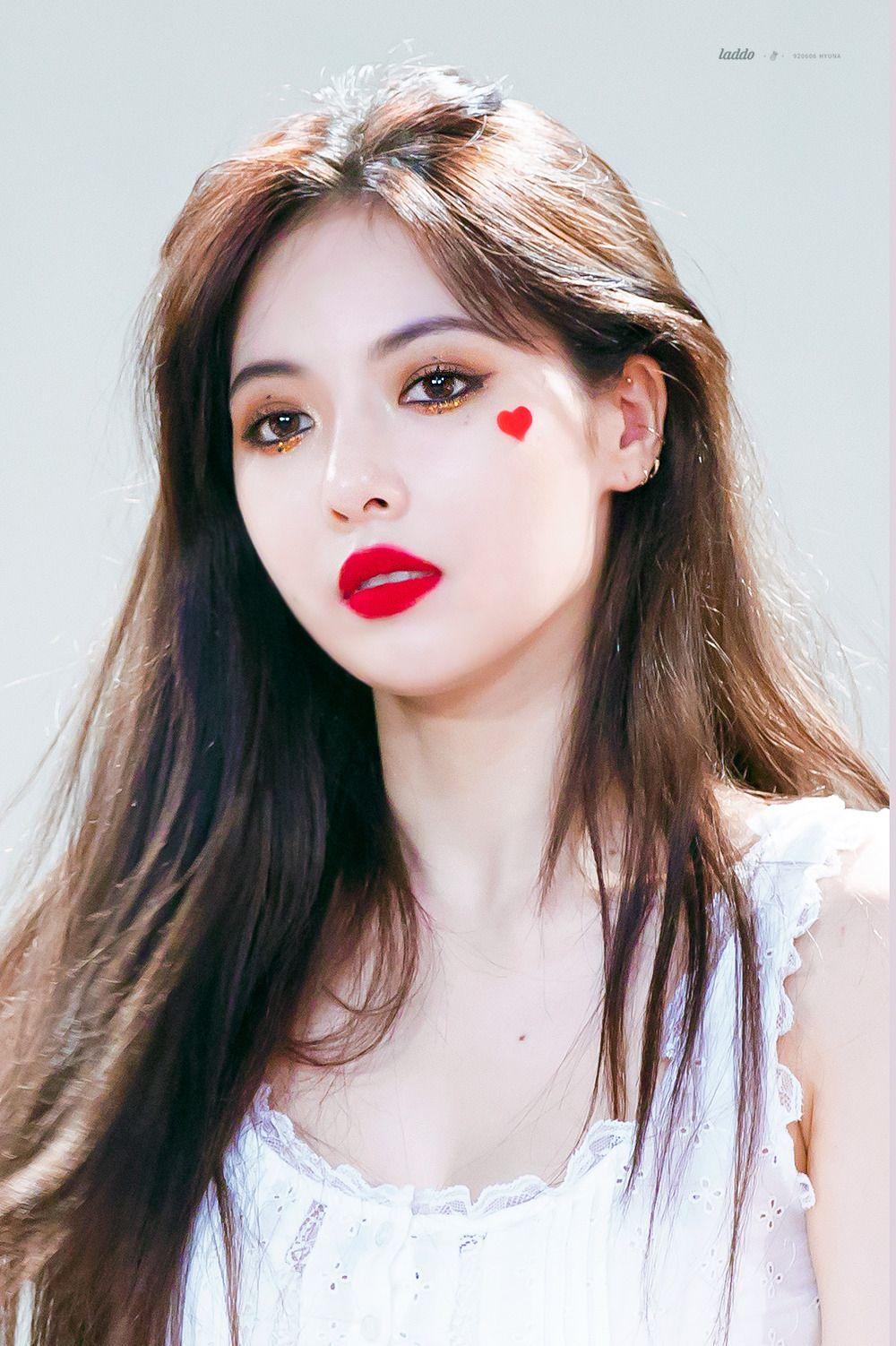 泫雅又出新妆容了,仙女落泪妆你觉得好画吗?你觉得她哪个妆容最经典?