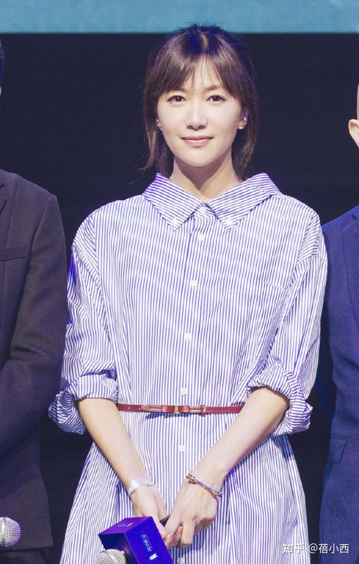 静蕾走气质路线,穿蓝色运动服配牛仔裤超减龄,不像47岁像27岁 - 知乎