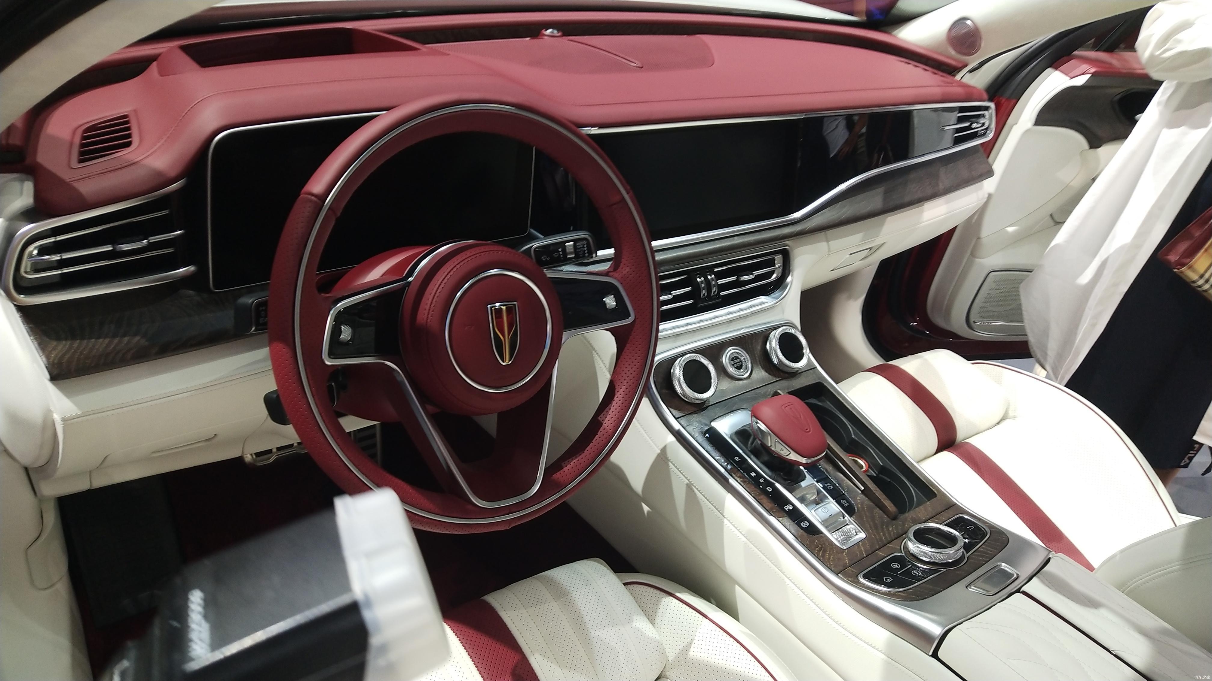 在内饰方面,红旗h9 展车的内饰配色和外观一样采用了红白撞色的风格