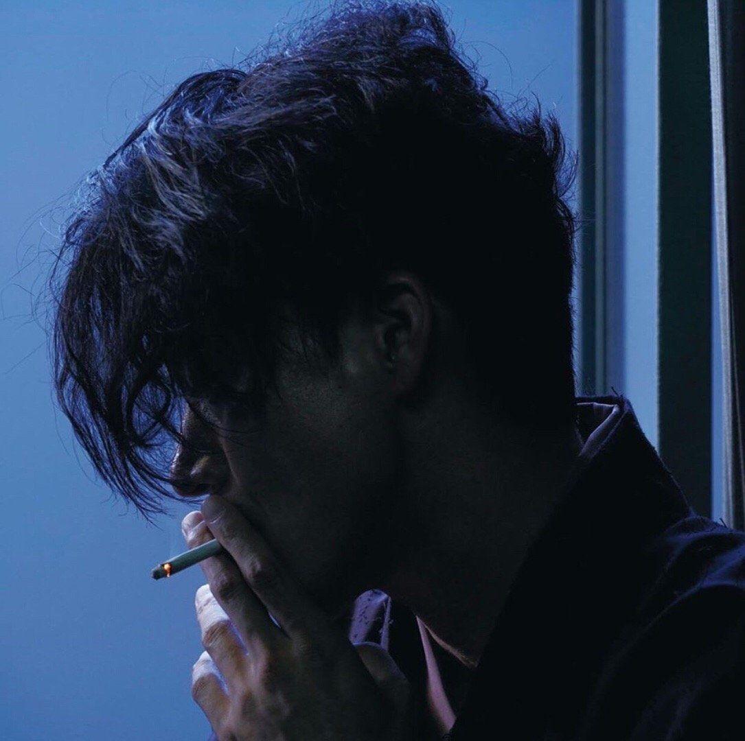 男头抽烟孤独图片