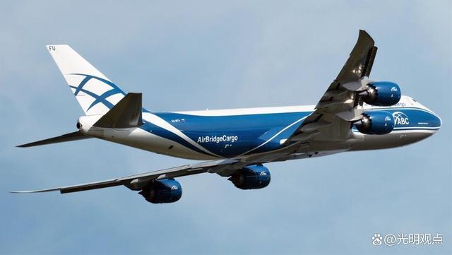 一架波音747-8货机,曾在俄罗斯滞留两年多,最近已返回上海浦东机场.