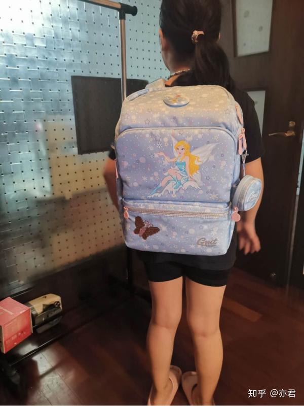 日本王子公主上学都自己背书包，中国小孩却习惯了空手