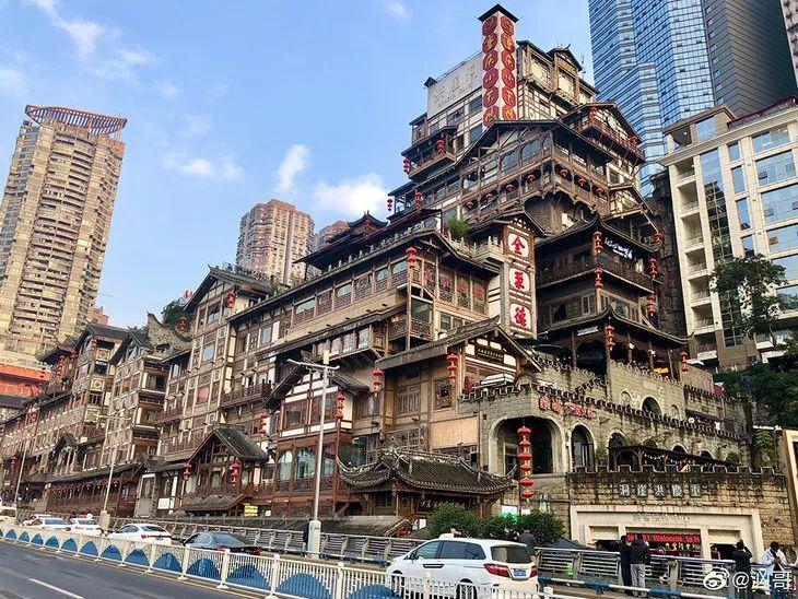 step1:这张我们画的地方是洪崖洞,看过电影千与千寻的再一看这个