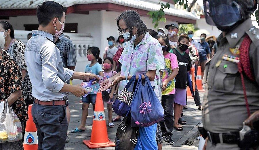 一群不愿透露姓名的中国人在芭堤雅向当地泰国人分发千份食物