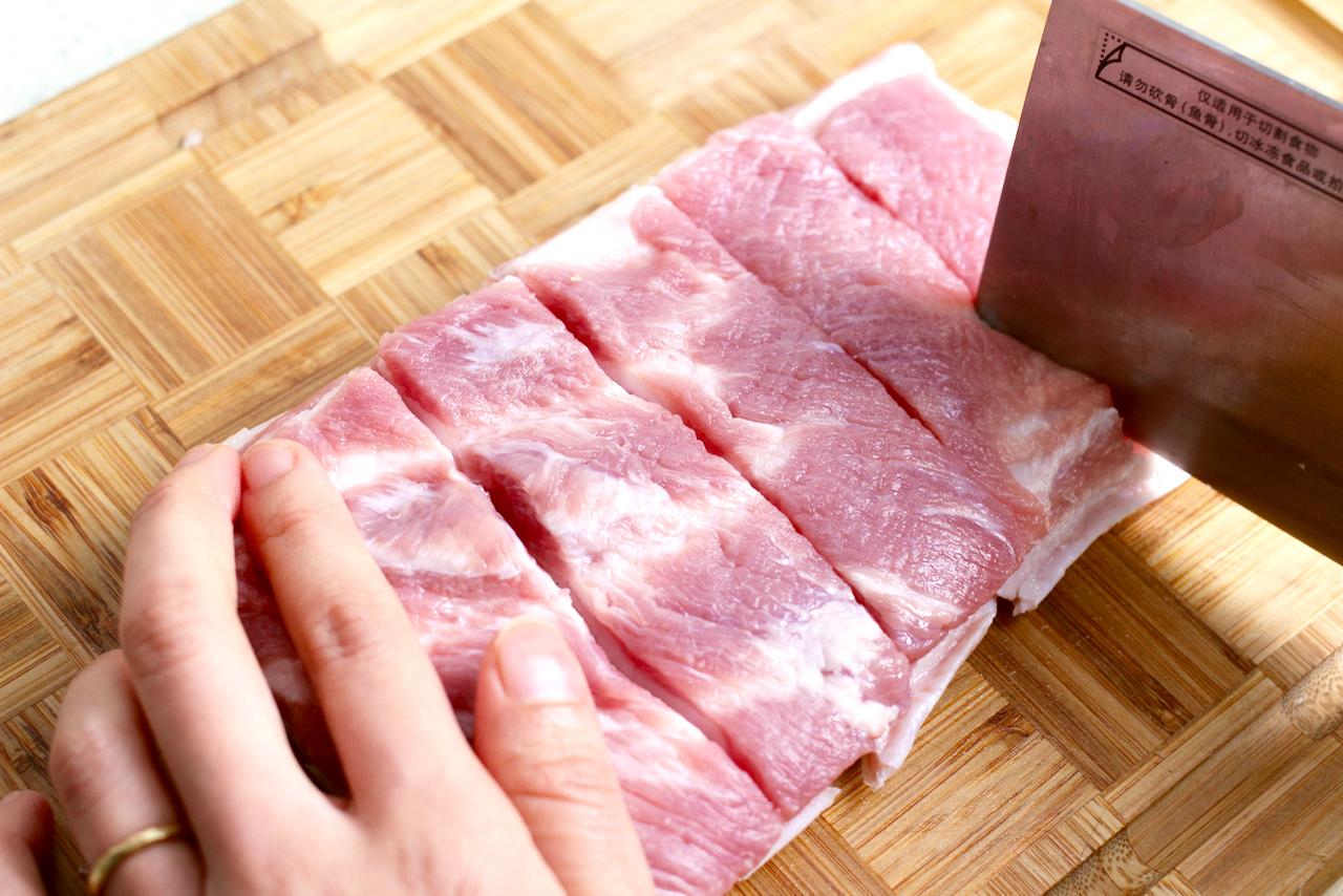 切猪肉时，到底应该横着切还是竖着切？教您一招，以后别弄错了_肉片