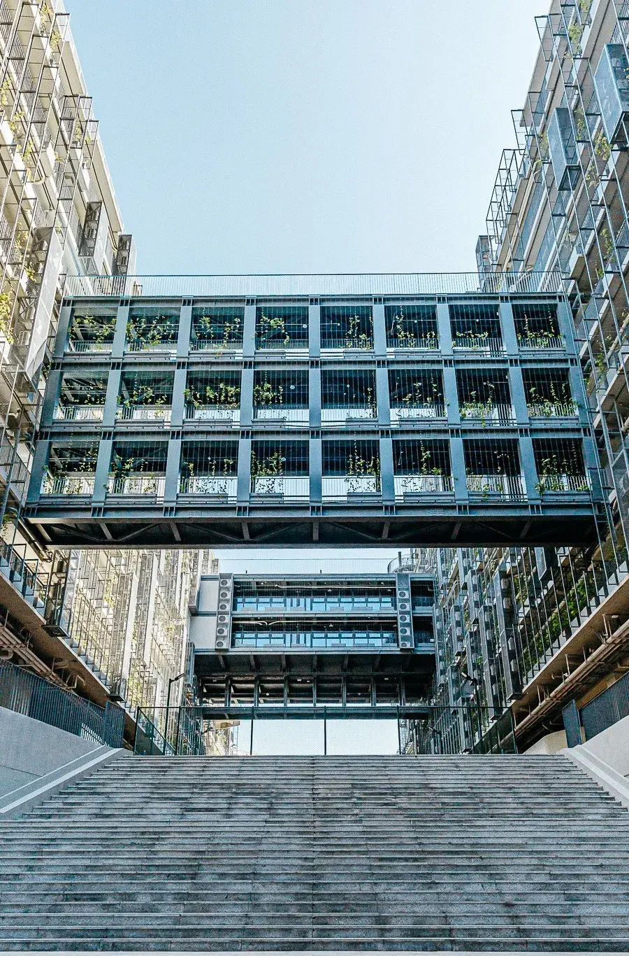 教学楼空中走廊教室空中跑道篮球场足球场室外活动场体育馆学校目前有