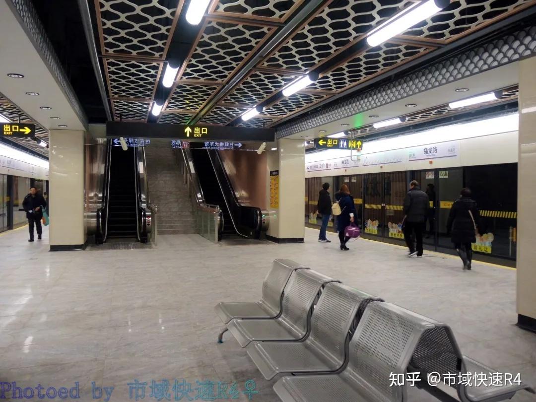 蟠龙路站,位于菘泽大道蟠龙路口,地下二层岛式车站.