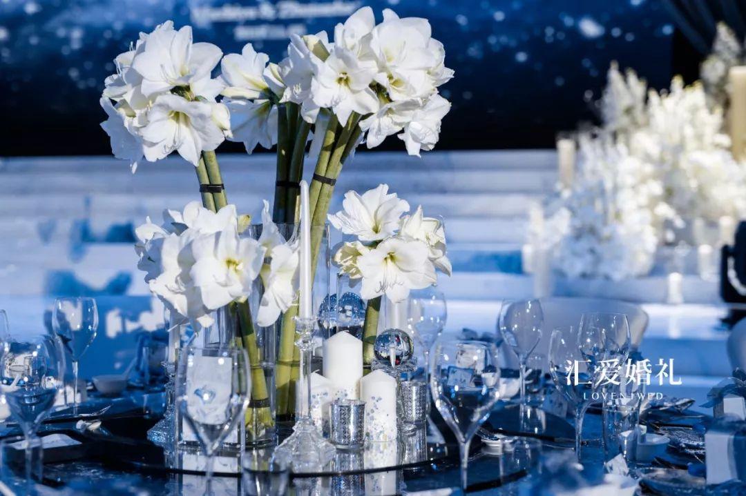 拾级而下,冰川,大海,星空,海天相间,干净,纯粹的白色朱顶作花艺装饰