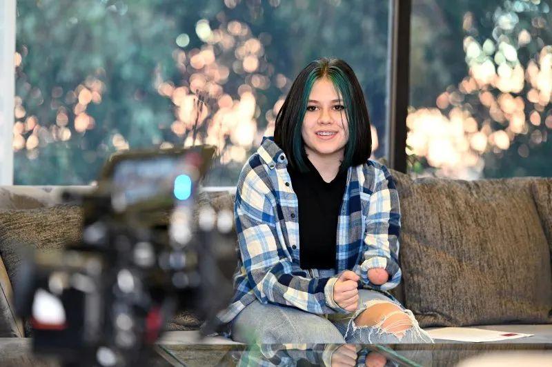 bellen woodard虽然只有10岁的,为了对抗种族歧视,消除大家的种族刻板