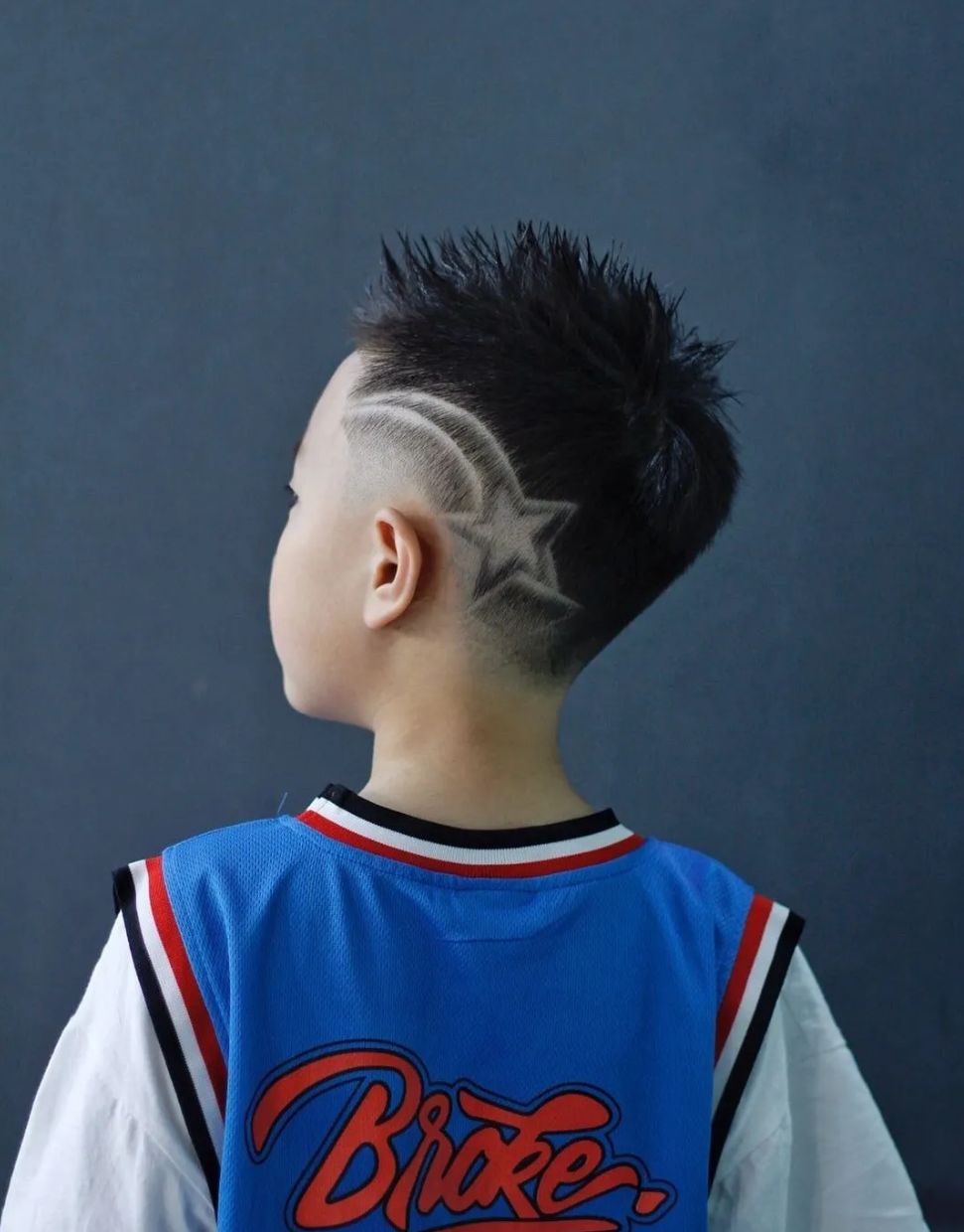 刻痕发型也是小男孩表达自身个性的一种发型,在当下可以说是很火很