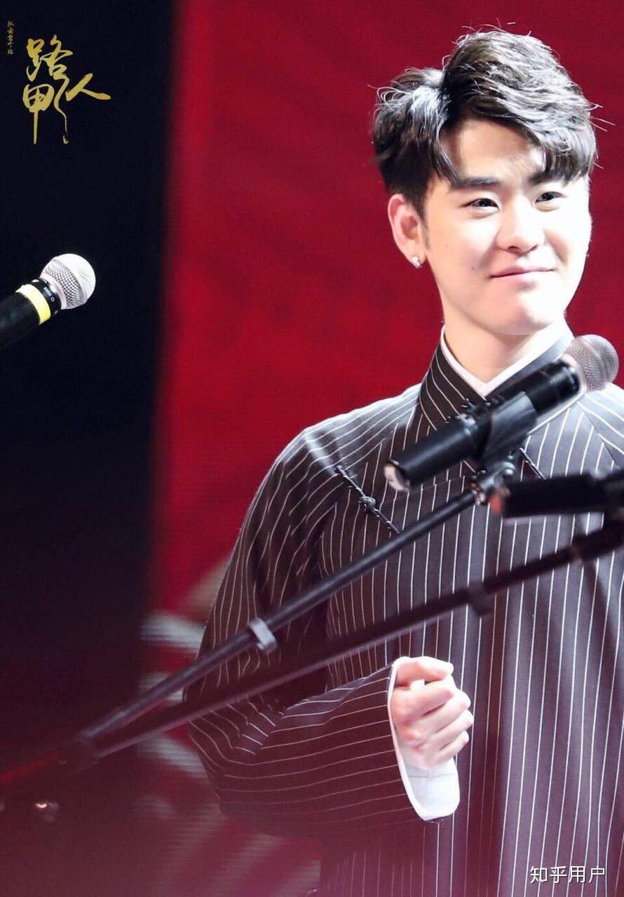 为什么九辫儿的大褂儿都是双排扣而德云社其他人都只有一个扣呢