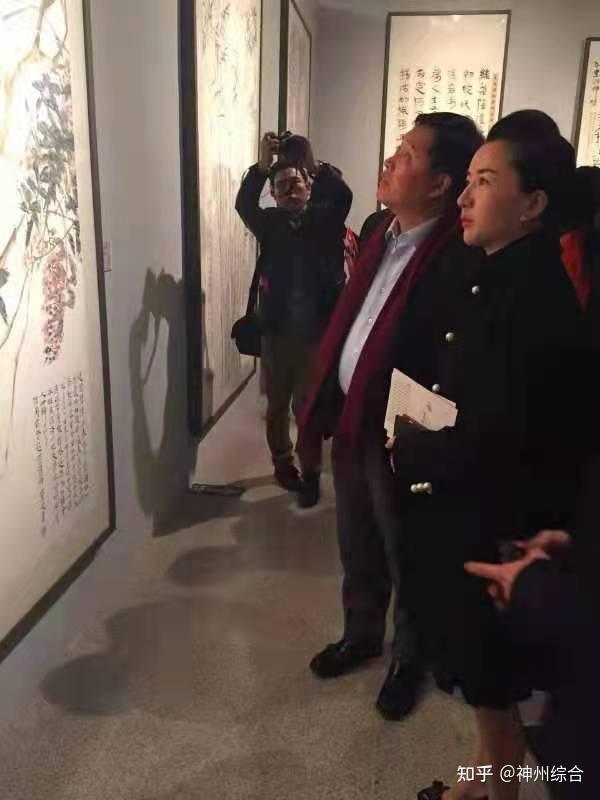协鑫集团朱共山及朱共山的太太杨燕受邀出席管峻书画精品展