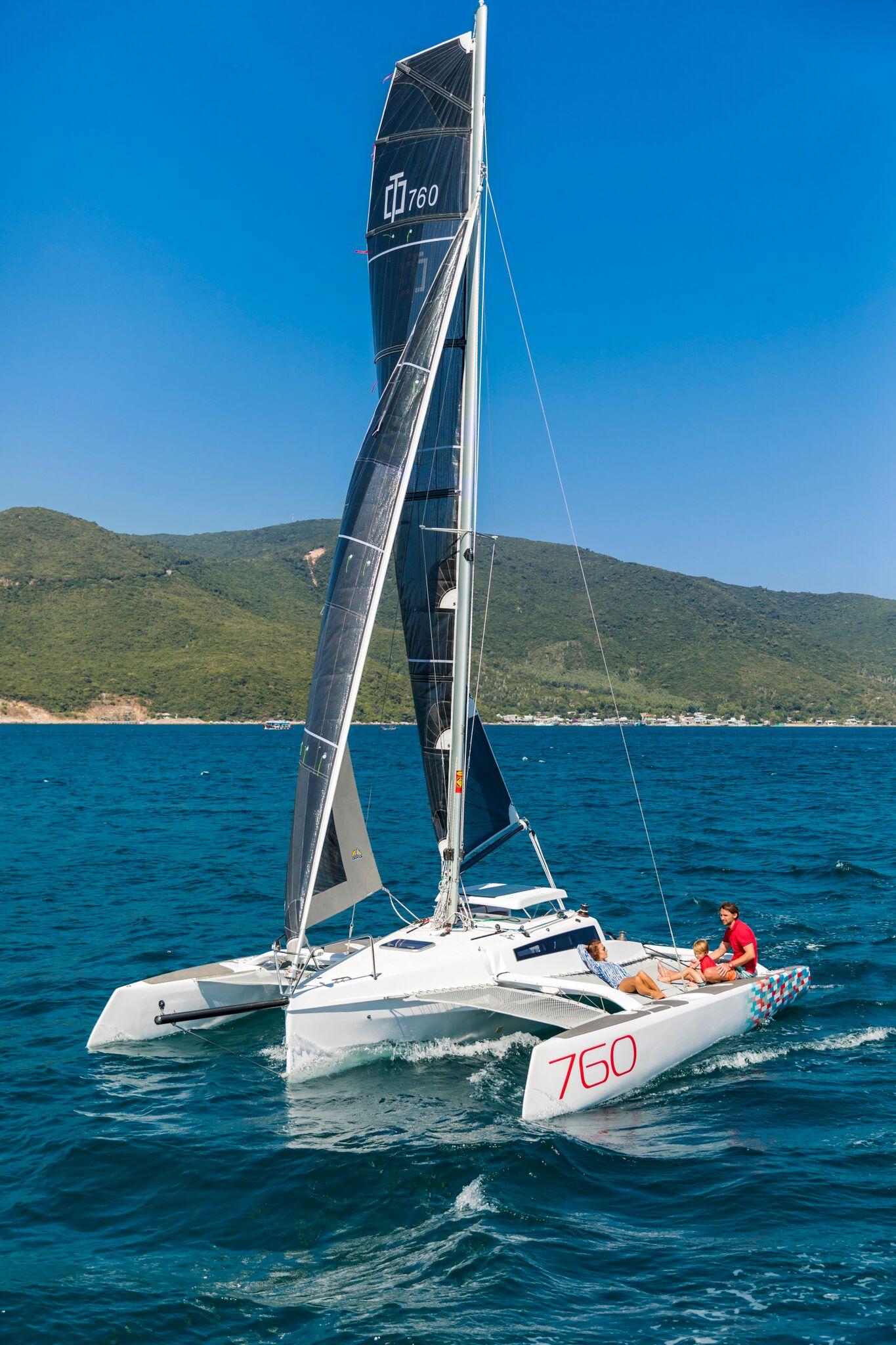 单人操纵,拖车拖行还可折叠,这是一艘性能超强悍的三体帆船!