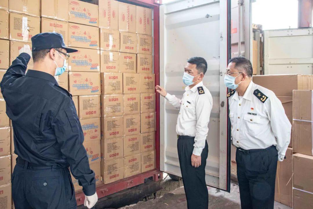 刘大立(中)到所属汕头港海关查验现场调研在"两个一百年"奋斗目标的