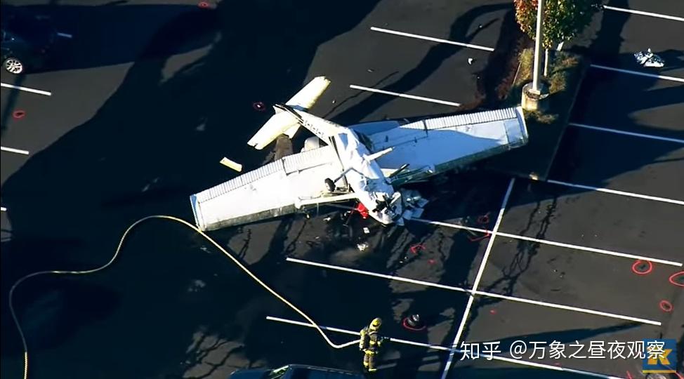 起飛後失去動力美國一架小型飛機迫降至購物中心停車場