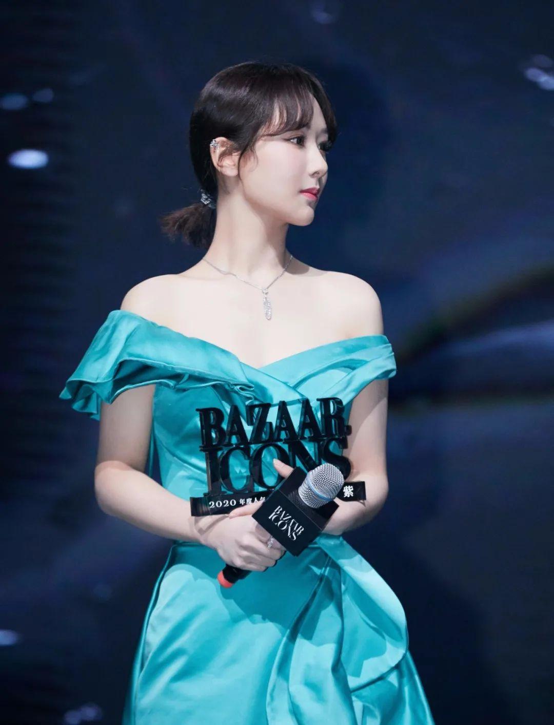 杨紫壁纸一袭湖绿抹胸长裙现身芭莎红毯化身外滩最明亮的色彩