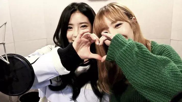 风靡全球的"手指比心",居然来源于挖鼻屎自拍?