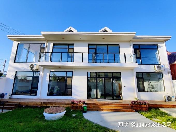 北京延庆的官厅水库,在岸边有一排排的旅游度假住宿,谁知道叫什么名字