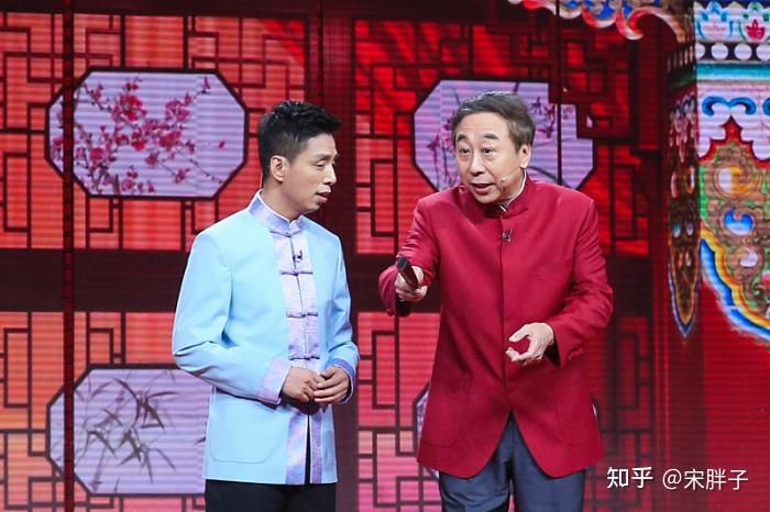 与张康裂穴后专心走仕途贾旭明成冯巩身边红人但表演还欠火候