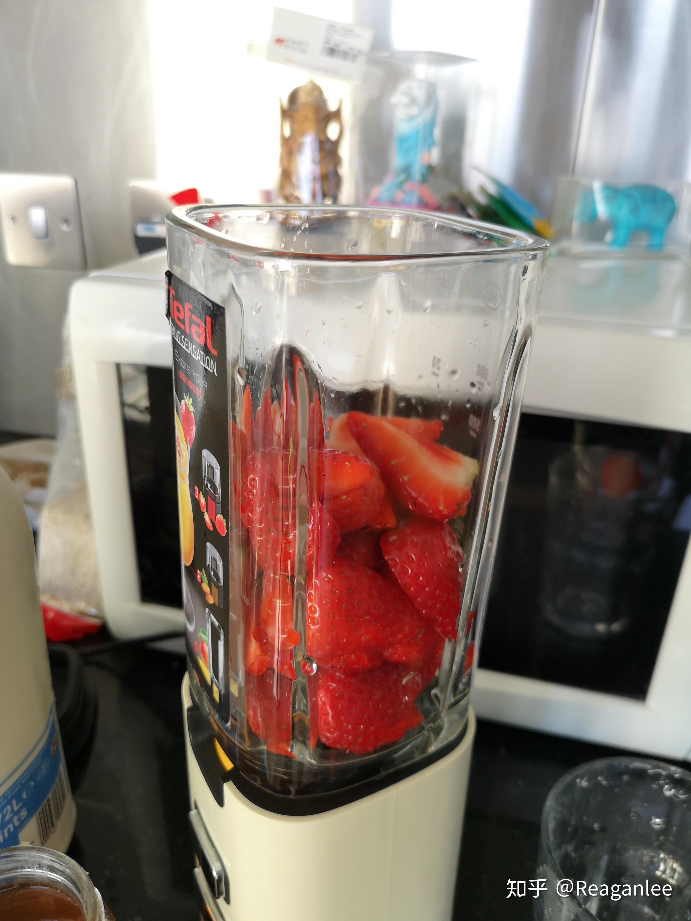 用刀切一切,也可以不切,直接丢进榨汁机,哈哈~草莓很新鲜~草莓就不用