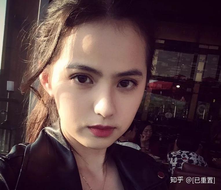 94年的黄日莹,因为撞脸李若彤而一路走红,你还别说自拍照真有点混血风