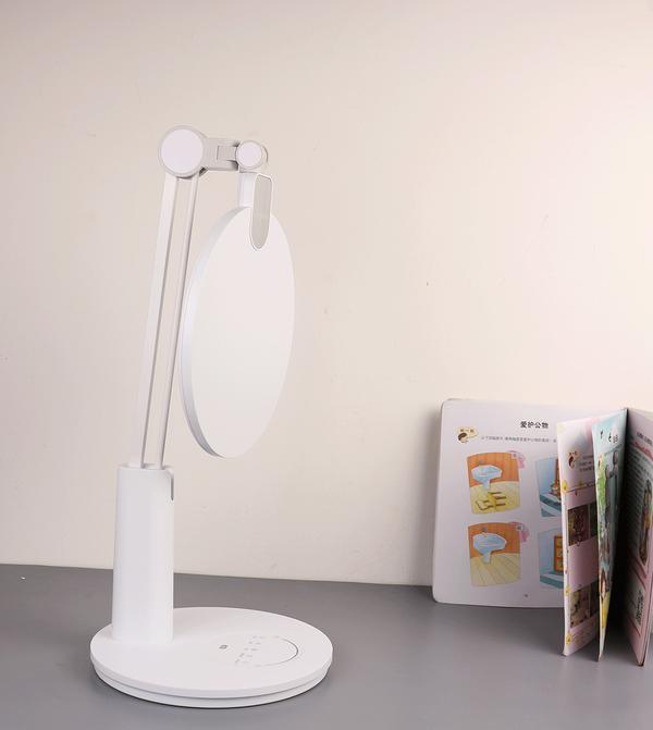 灯杆采用的是可移动的关节设计,可以调节台灯到适合的角度来照明.