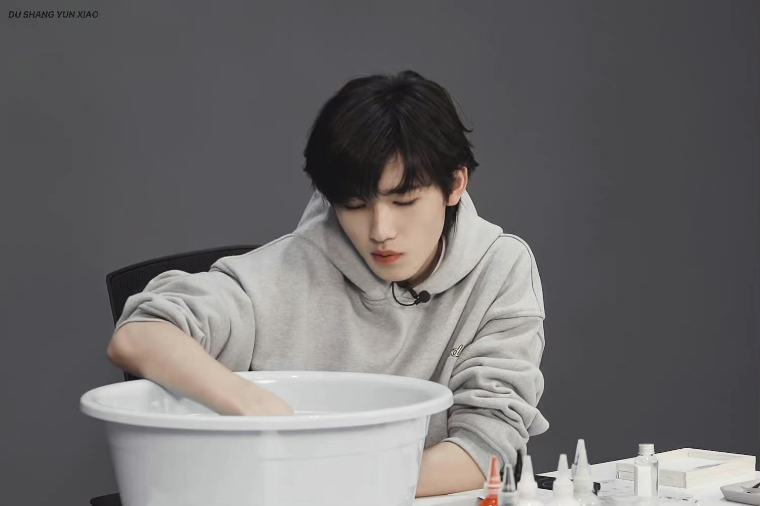 宋亚轩冷脸宋亚轩男友风宋亚轩灰色卫衣宋亚轩限定男高