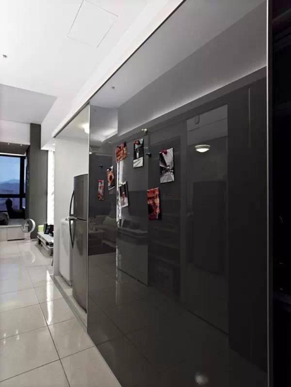 入门玄关处使用了灰烤玻与灰镜材质打造出大面拉门与墙面的设计,透过