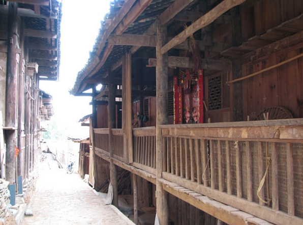 干栏式建筑什么少数民族?