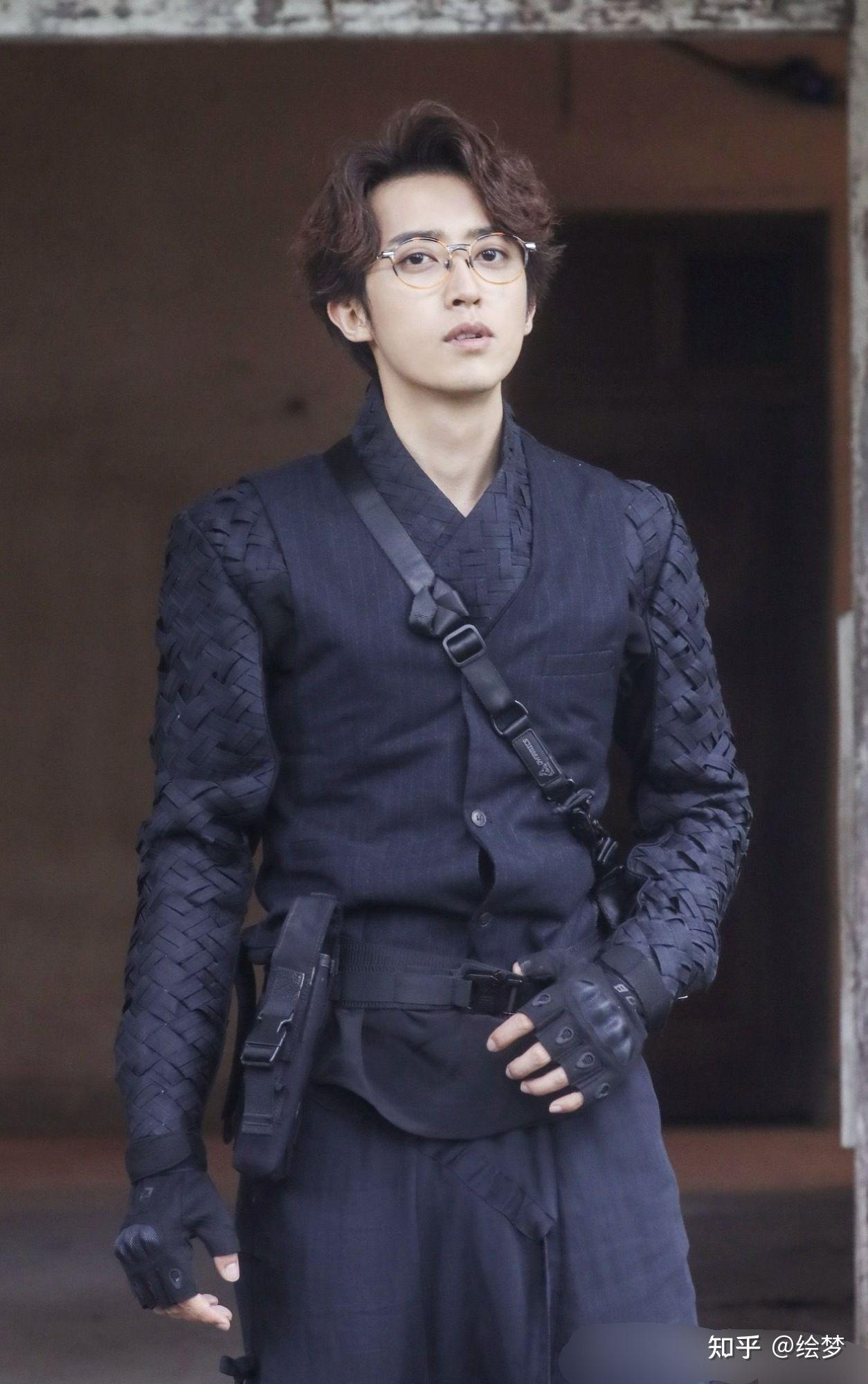 见过很多男的留长发怎么刘畅重启里的刘丧真像个女孩是因为面部线条