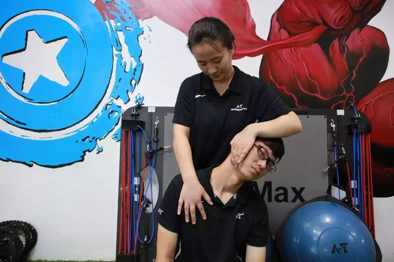 上交叉综合征再好的衣衫也掩饰不住佝偻的姿态