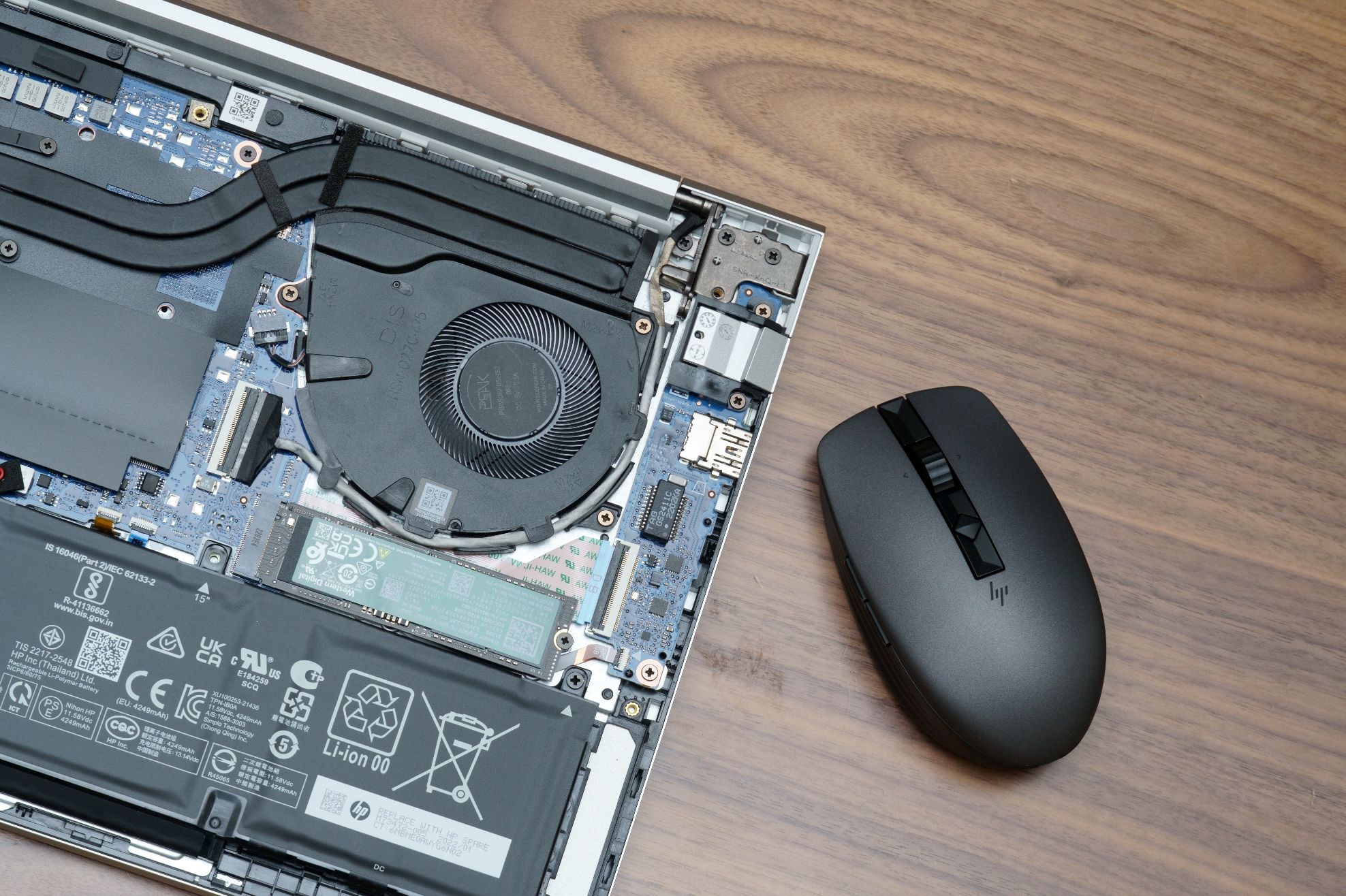 测试笔记本我都会拆机看一看里面的做工,今天我们就一起看一看惠普战