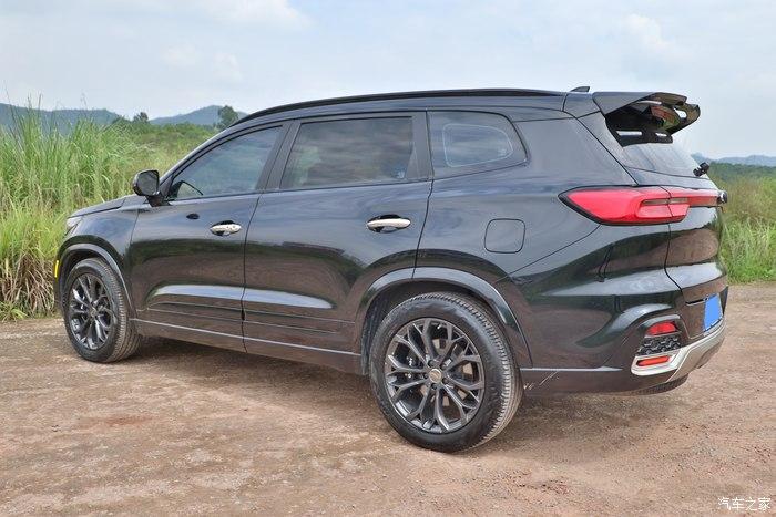 午夜黑版瑞虎8装19吋轮毂uc6轮胎