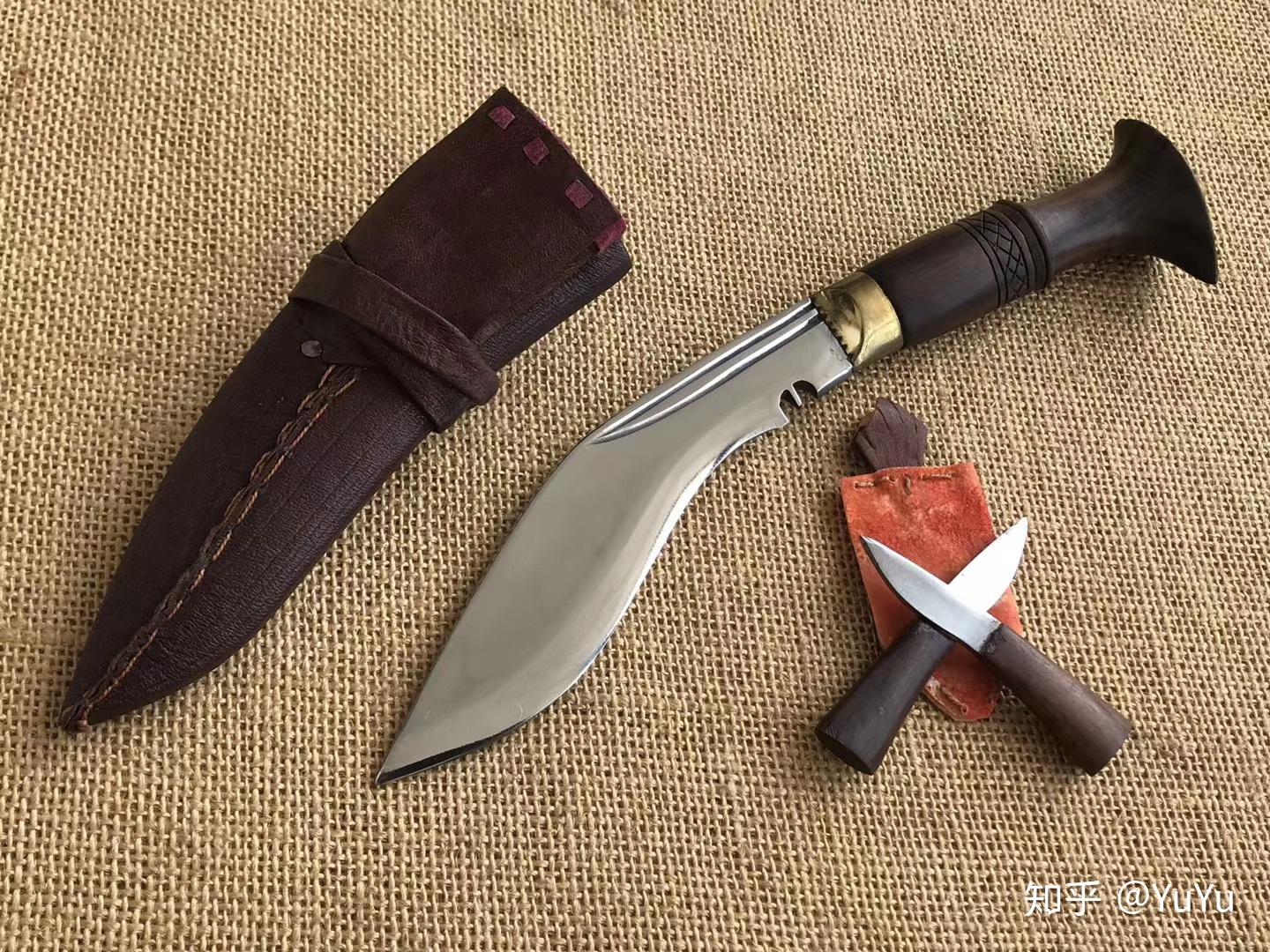 红木柄,纯手工制作,工艺精细,牛皮鞘较其他弯刀的鞘工艺复杂,更漂亮