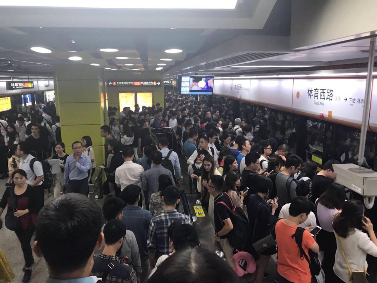 深圳地铁排队人龙来了！日客流量175万人次，部分站点客流管控_南方plus_南方+