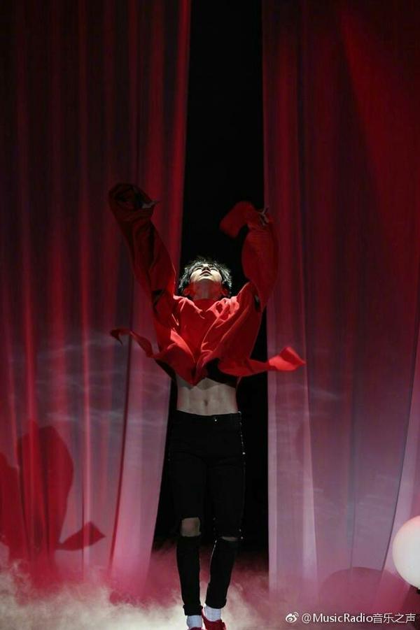 快本中枪舞入了易烊的坑,刚开始超级不好意思说给朋友听喜欢易烊千玺