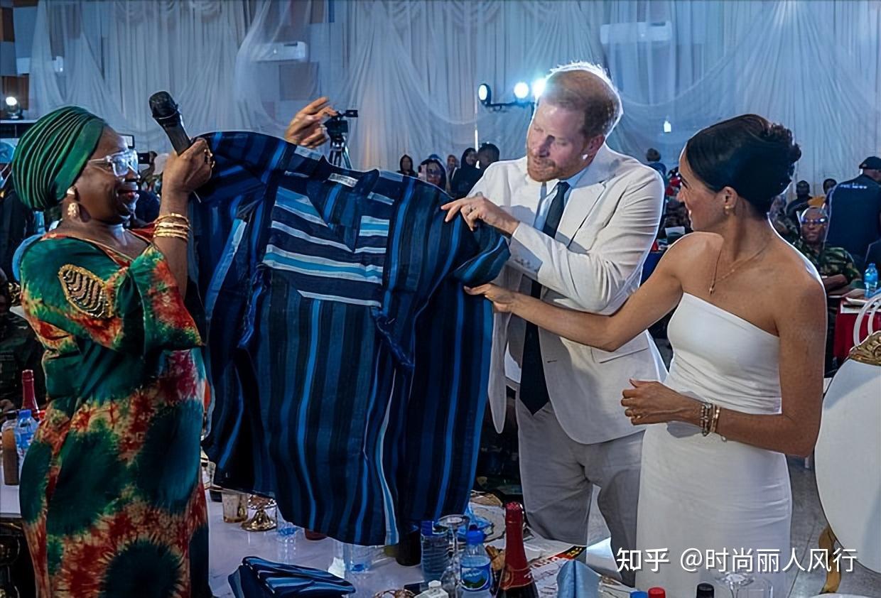 穿抹胸白裙惊艳亮相,小肚腩很真实 - 知乎