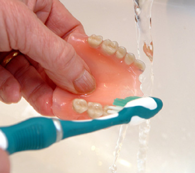 活动义齿哪种戴着最舒适美观 v2-87b1402dca87e581890e9bcd5be2cc20_1440w.jpg?source=172ae18b