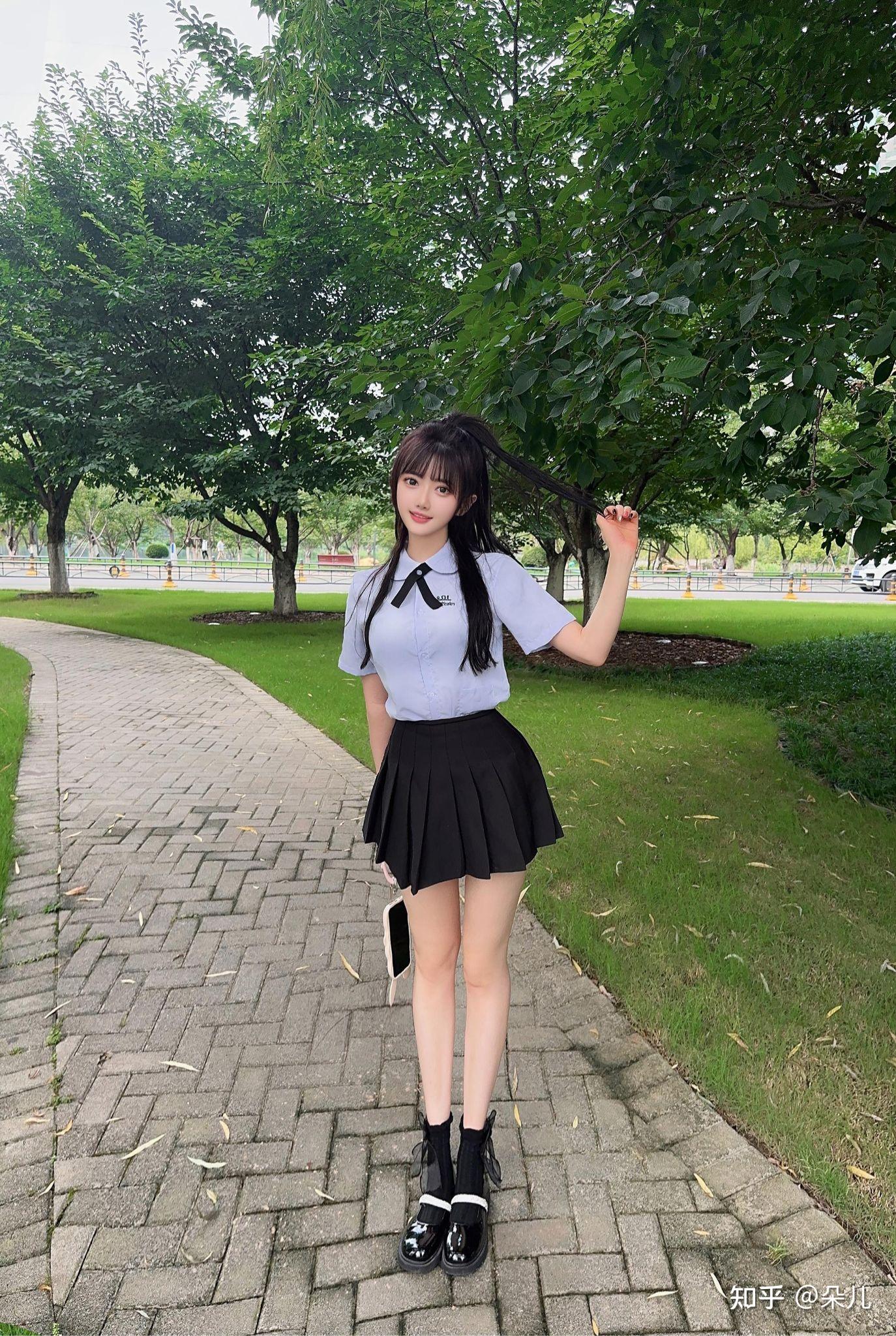 大学生穿这样的短裙上课可以吗?