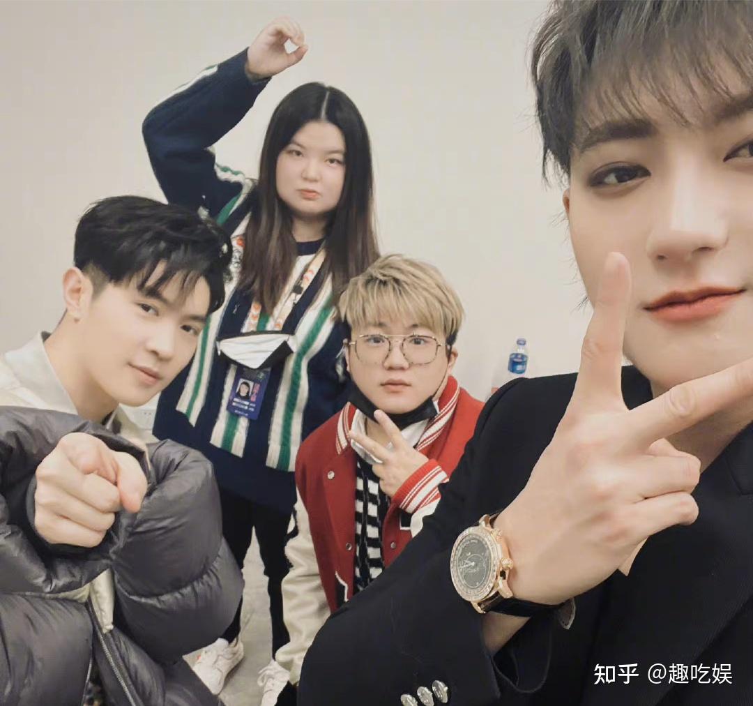 黄子韬晒新照皮肤比黑柱子还要黑不愧是搞笑担当