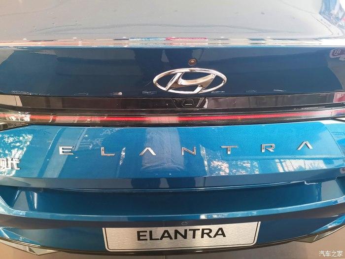 贯穿式的尾灯,伊兰特的英文字母和后备箱开关放在了车标下面c柱上还有