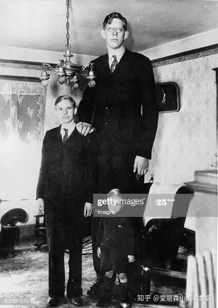 罗伯特在1918年2月22日出生时约3.