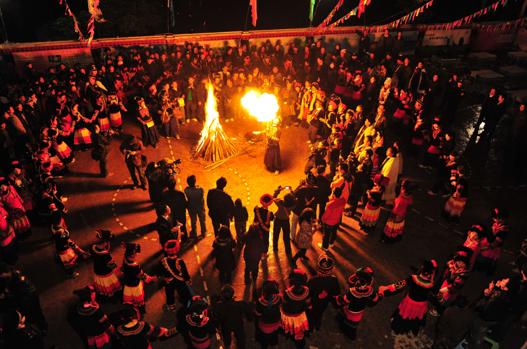 于是,很多人也因为这首歌,以为火把节就是彝族的重要节日.